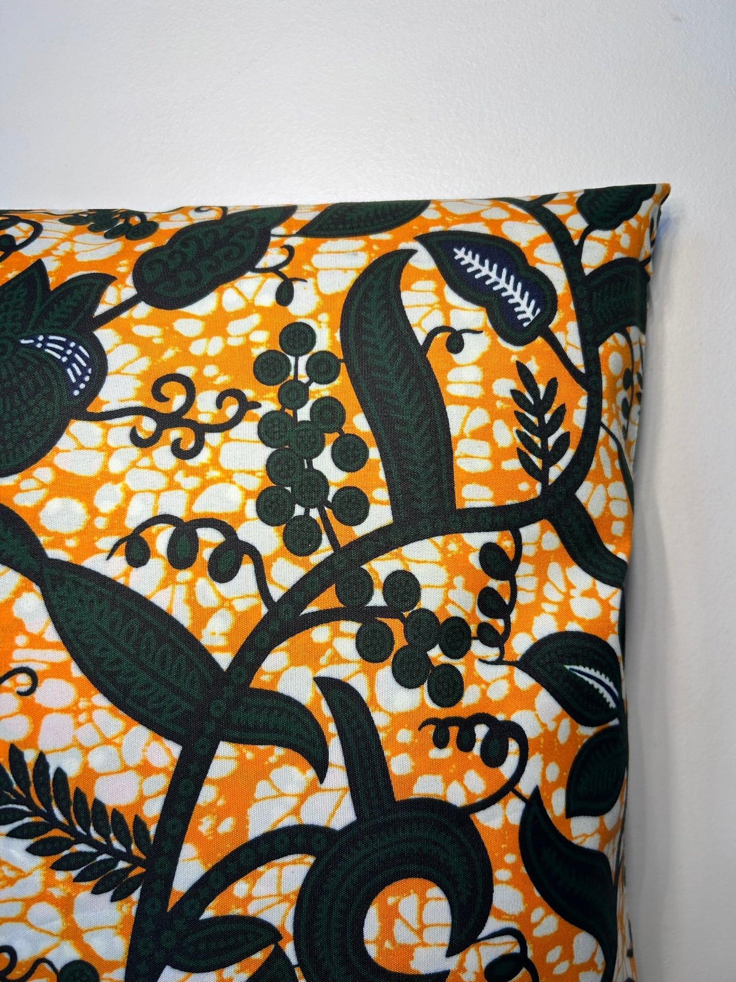 Housse de coussin n°156 - Motif Florale vert foncé sur orange