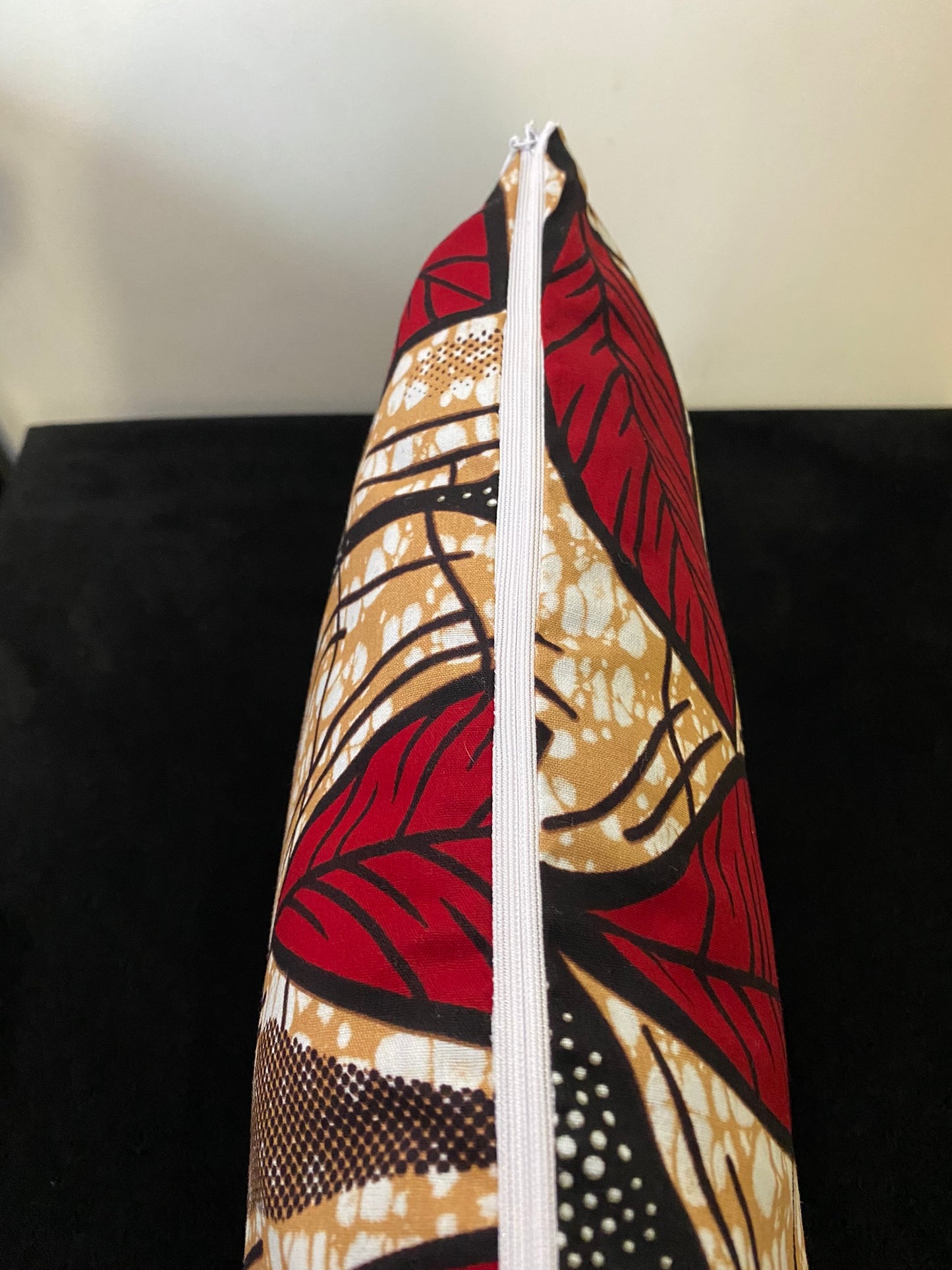 Housse de coussin wax n°127 - Motif Feuilles Rouges sur Beige