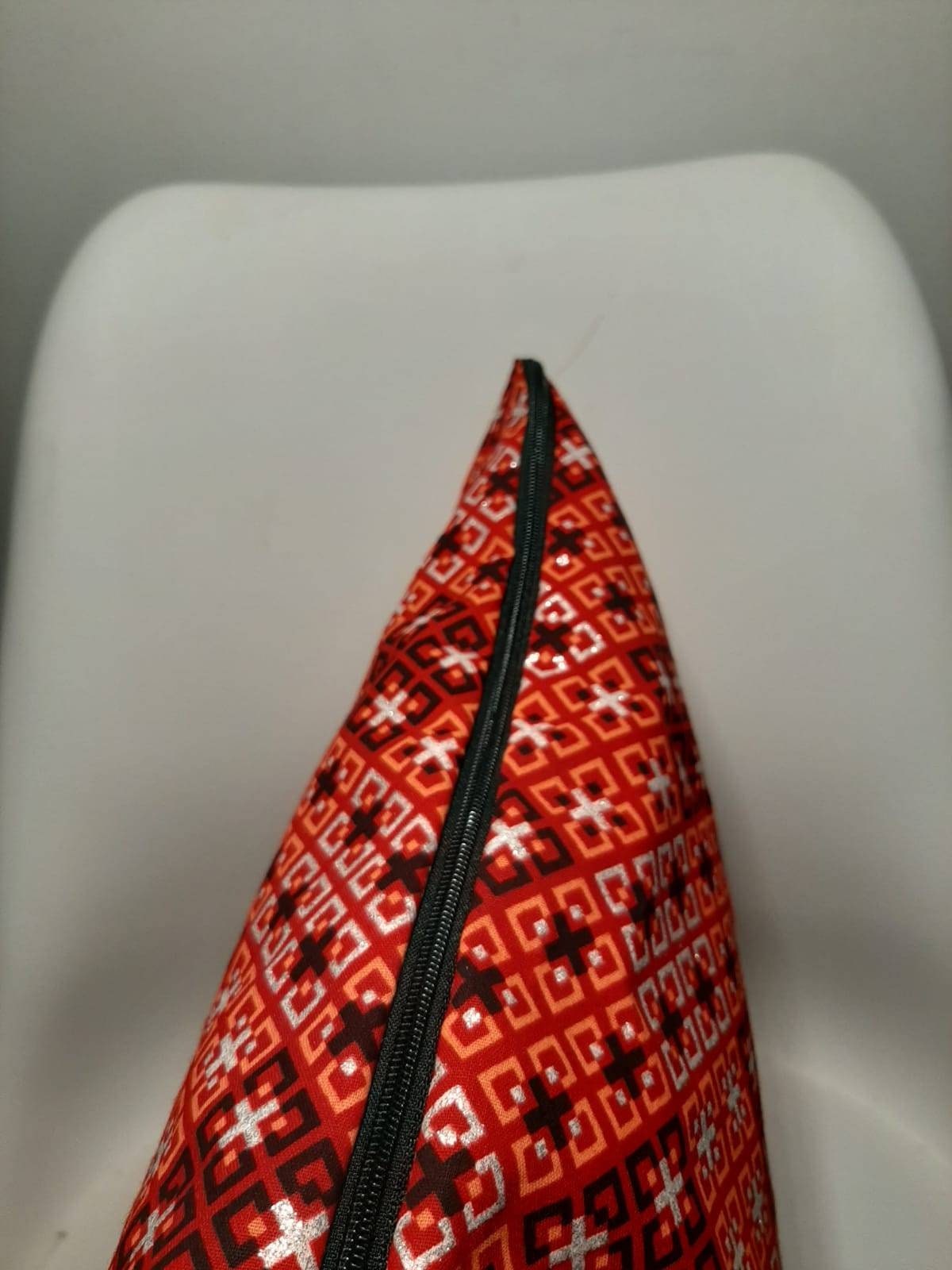 Housse de coussin n°76 - Wax Square carré rouge argenté