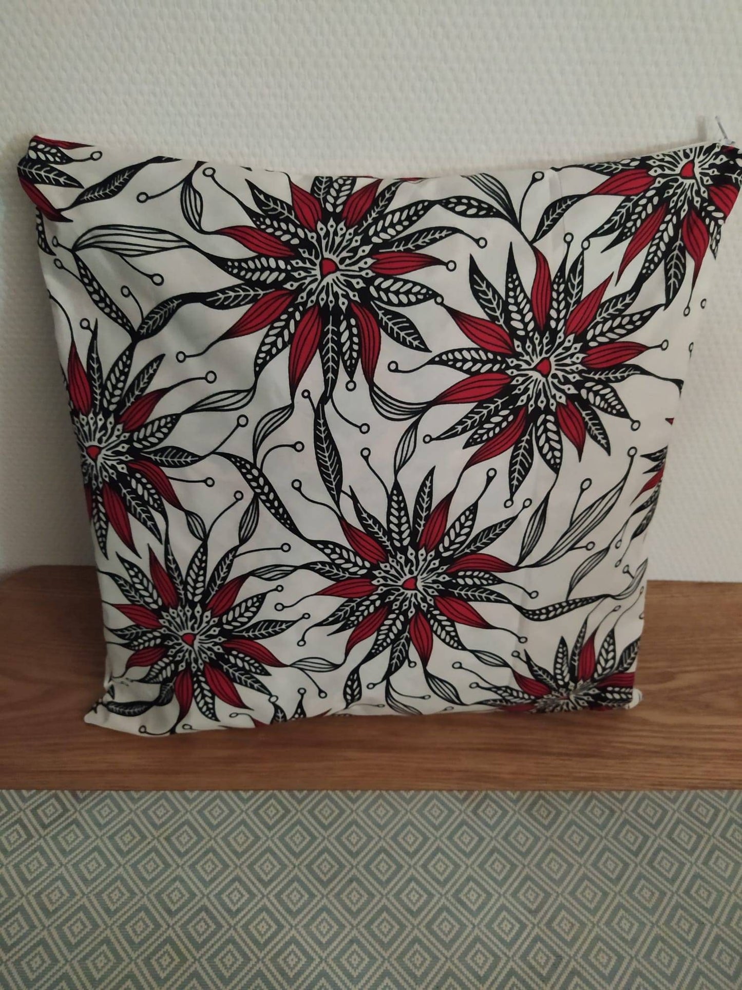 Housse de coussin wax n°107 - Fleur Rouge et Blanc Mixé