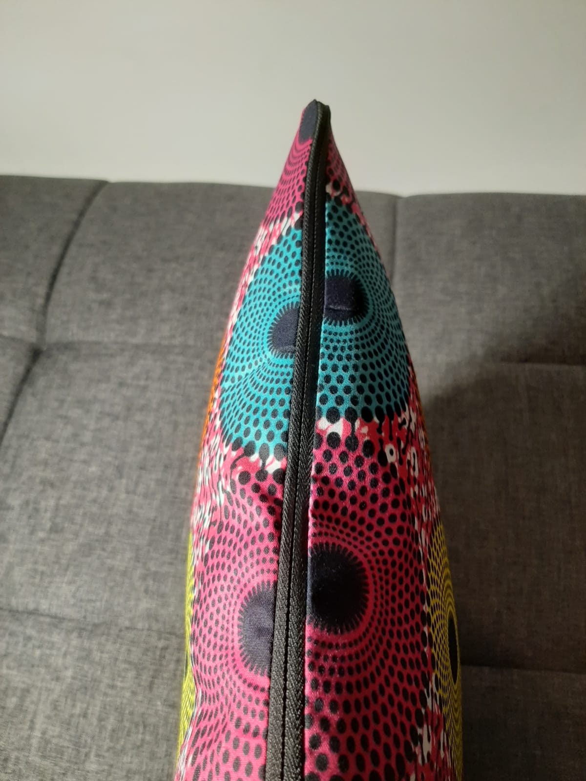 Housse de coussin wax n°102 - Cercles multi couleur sur Rose