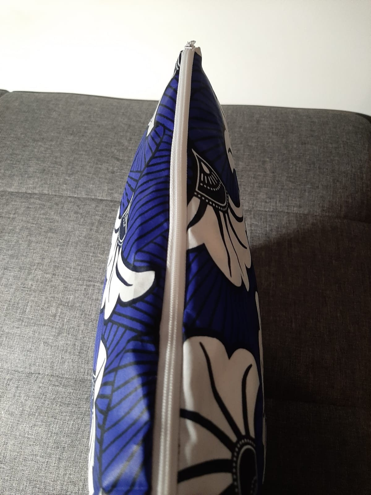 Housse de coussin wax n°96 - Fleur de mariage Bleu nuit/Blanc