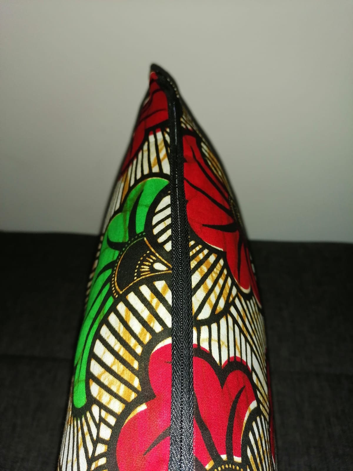 Housse de coussin wax n°30 - Fleur de mariage Rouge/Vert sur Kaki