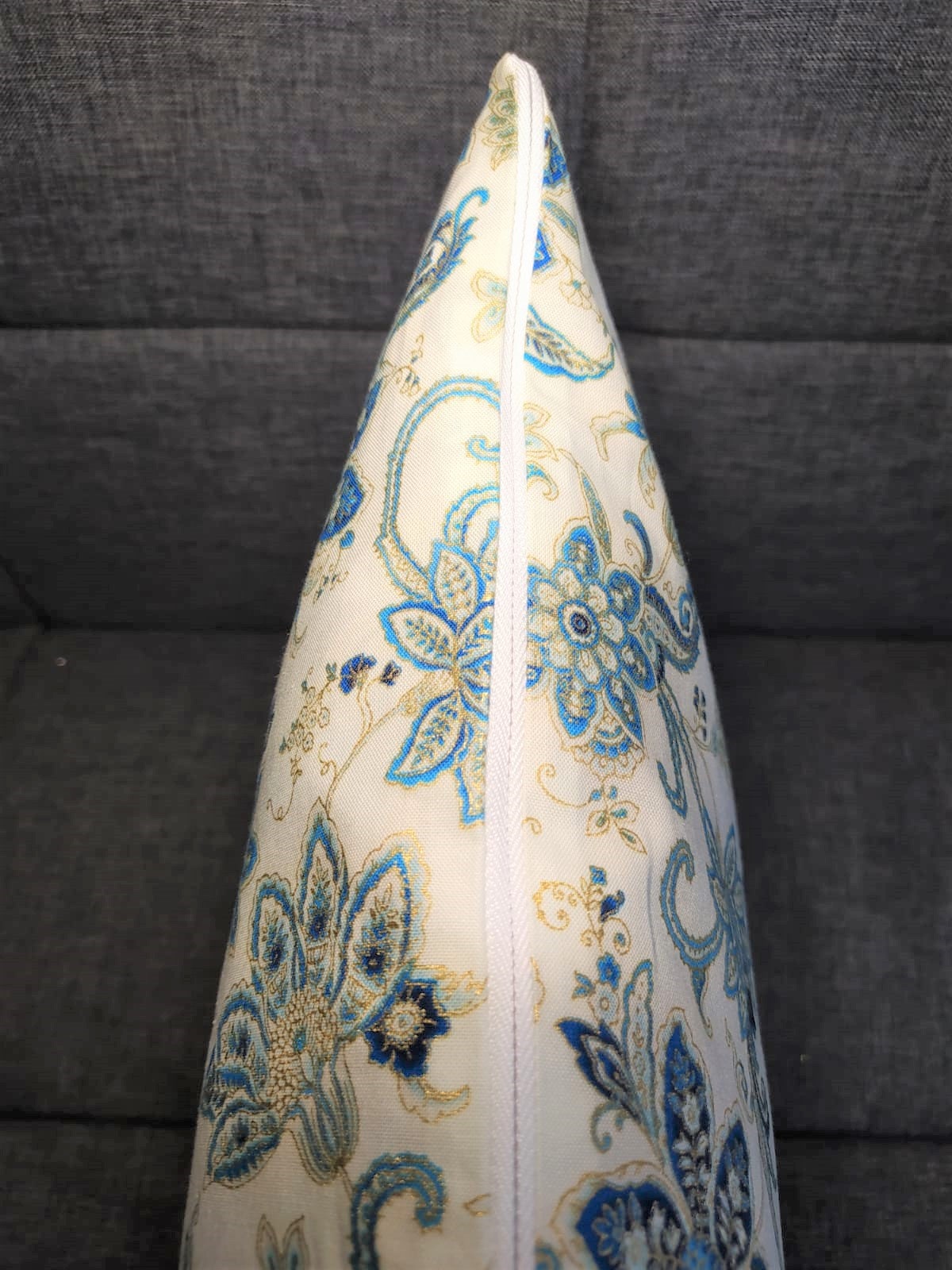 Housse de coussin - Tissu japonisant - Fleur bleu or sur blanc
