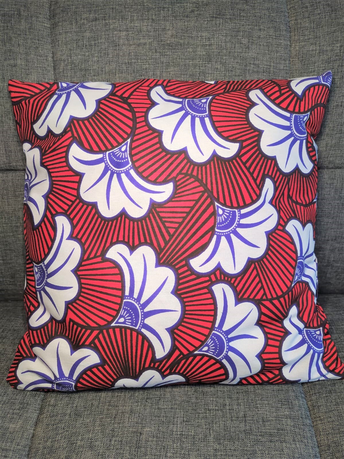 Housse de coussin wax n°26 - Fleur de mariage fleurs blanches sur rouge