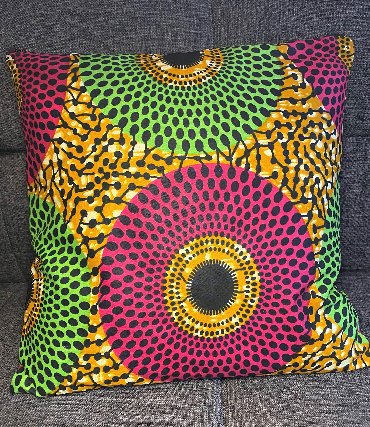 Housse de coussin wax n°38 - Cercles Vert/Rose sur Kaki