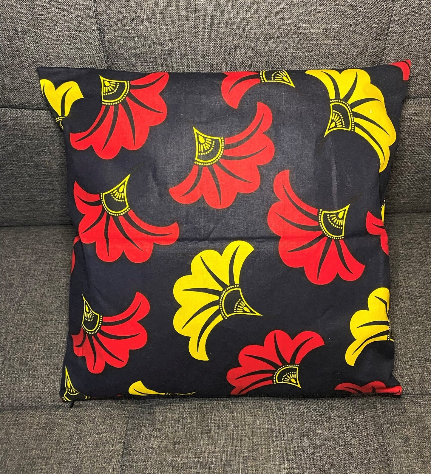 Housse de coussin wax n°41-1 - Fleur de mariage Rouge/Jaune sur Noir