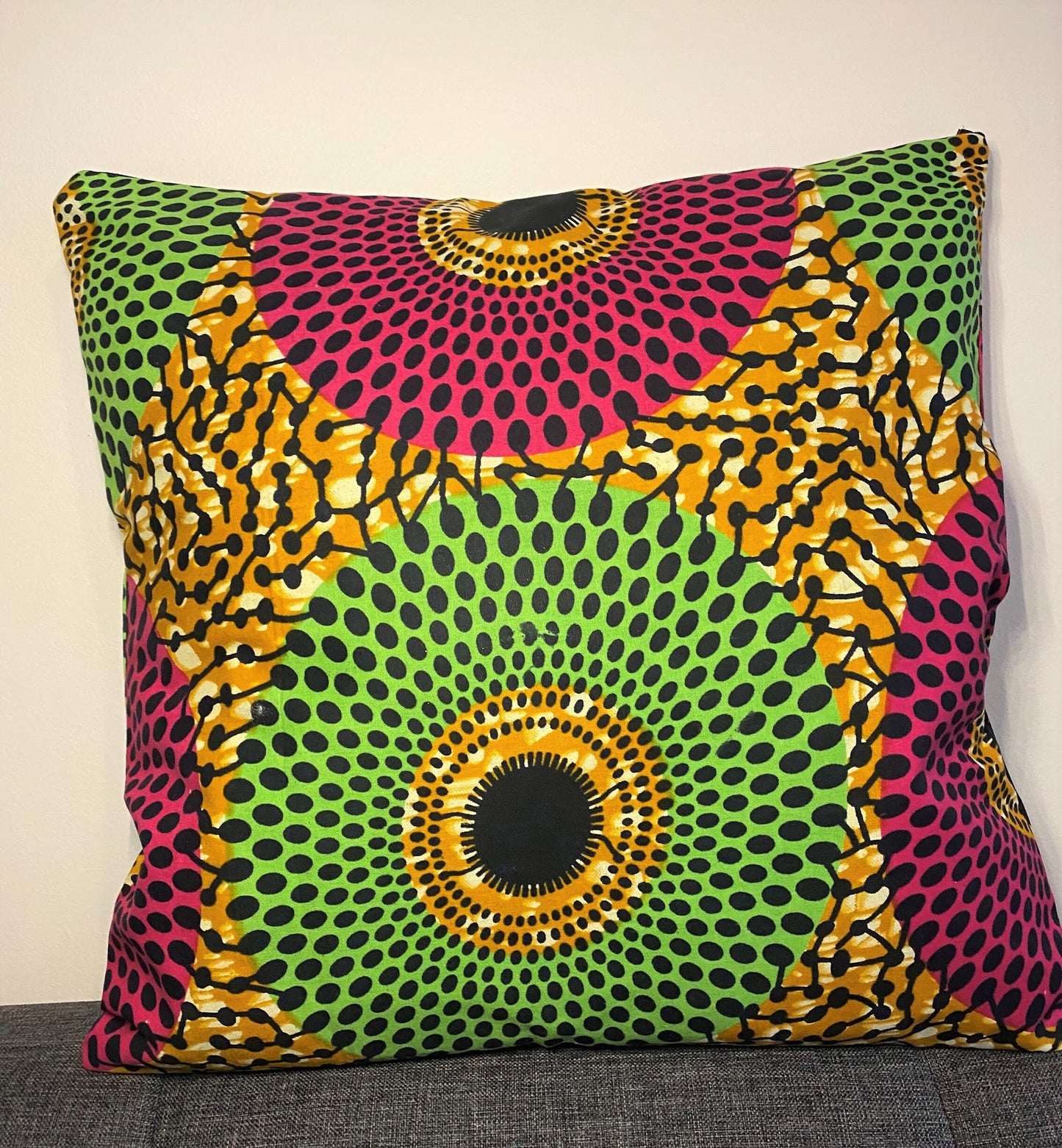 Housse de coussin wax n°38 - Cercles Vert/Rose sur Kaki
