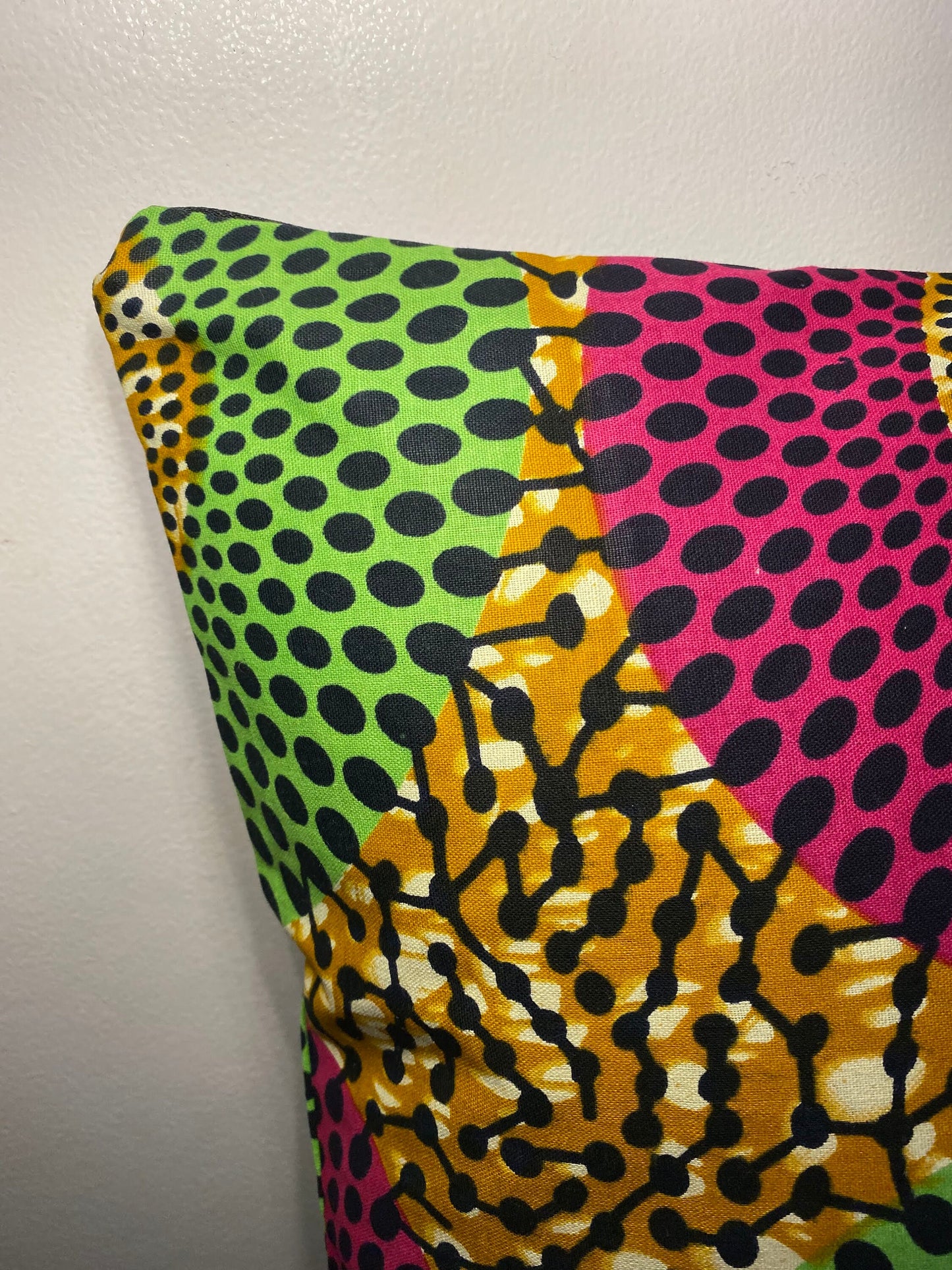 Housse de coussin wax n°38 - Cercles Vert/Rose sur Kaki