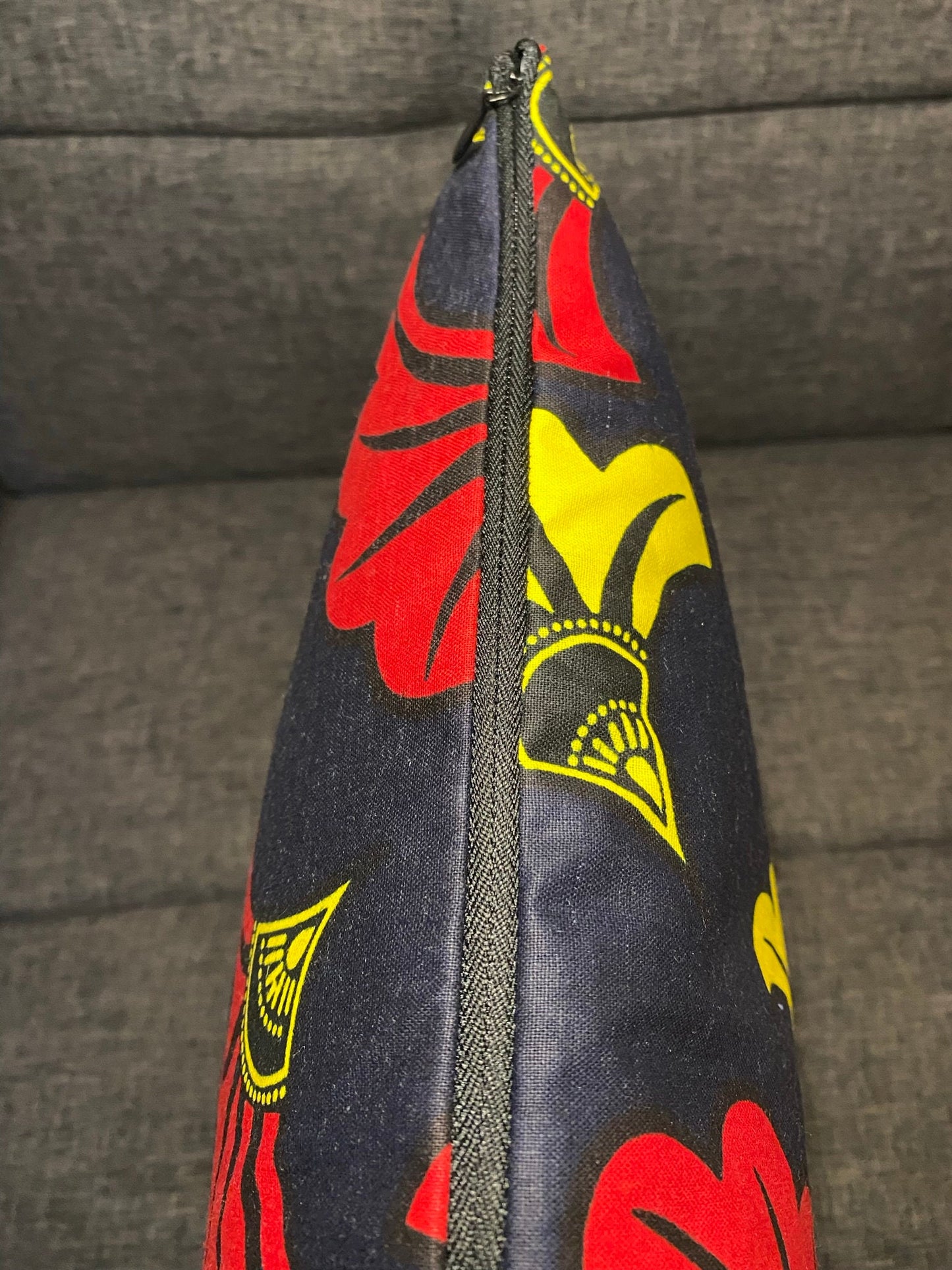 Housse de coussin wax n°41-1 - Fleur de mariage Rouge/Jaune sur Noir