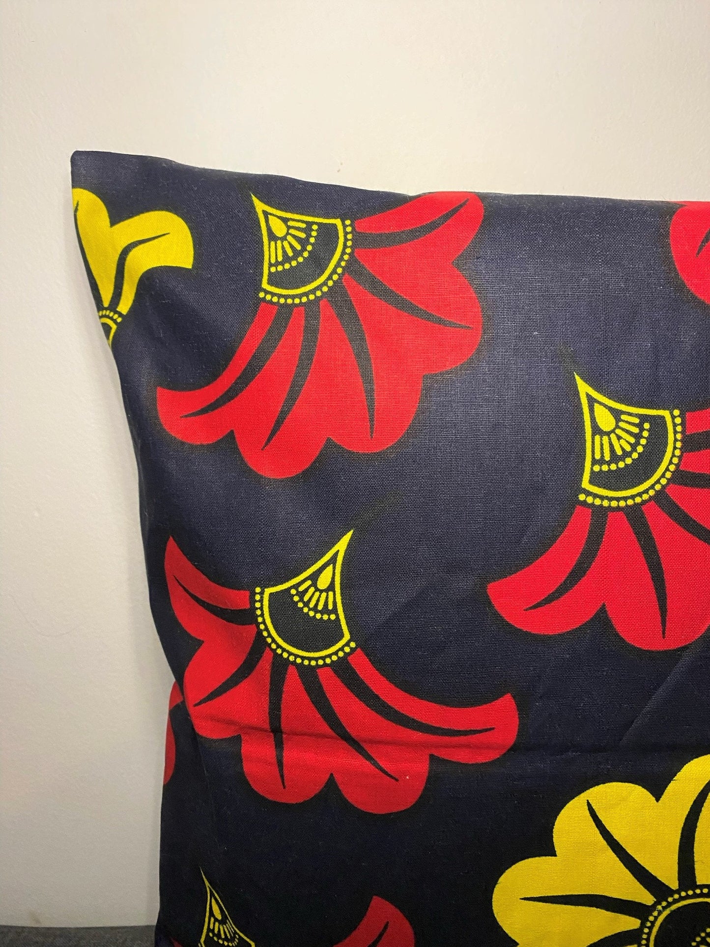 Housse de coussin wax n°41-1 - Fleur de mariage Rouge/Jaune sur Noir