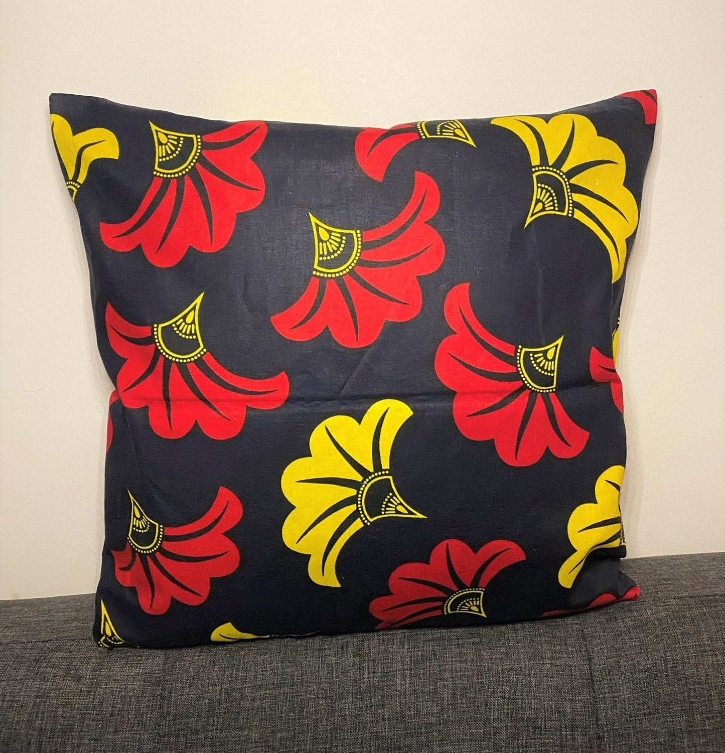 Housse de coussin wax n°41-1 - Fleur de mariage Rouge/Jaune sur Noir