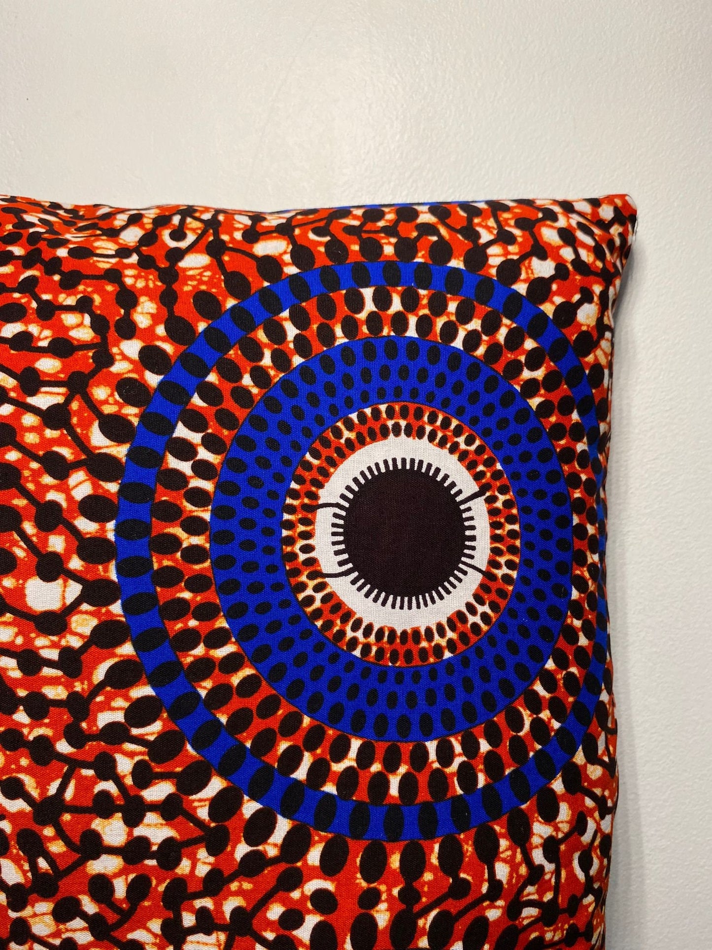 Housse de coussin wax n°43 - Cercles Bleu sur Rouge