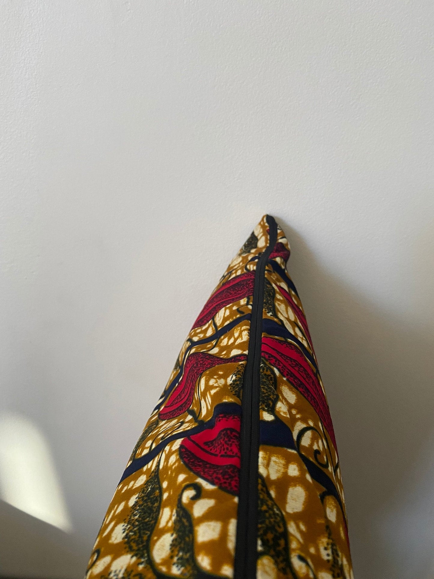 Housse de coussin wax n°124 - Floraison rouge sur Kaki