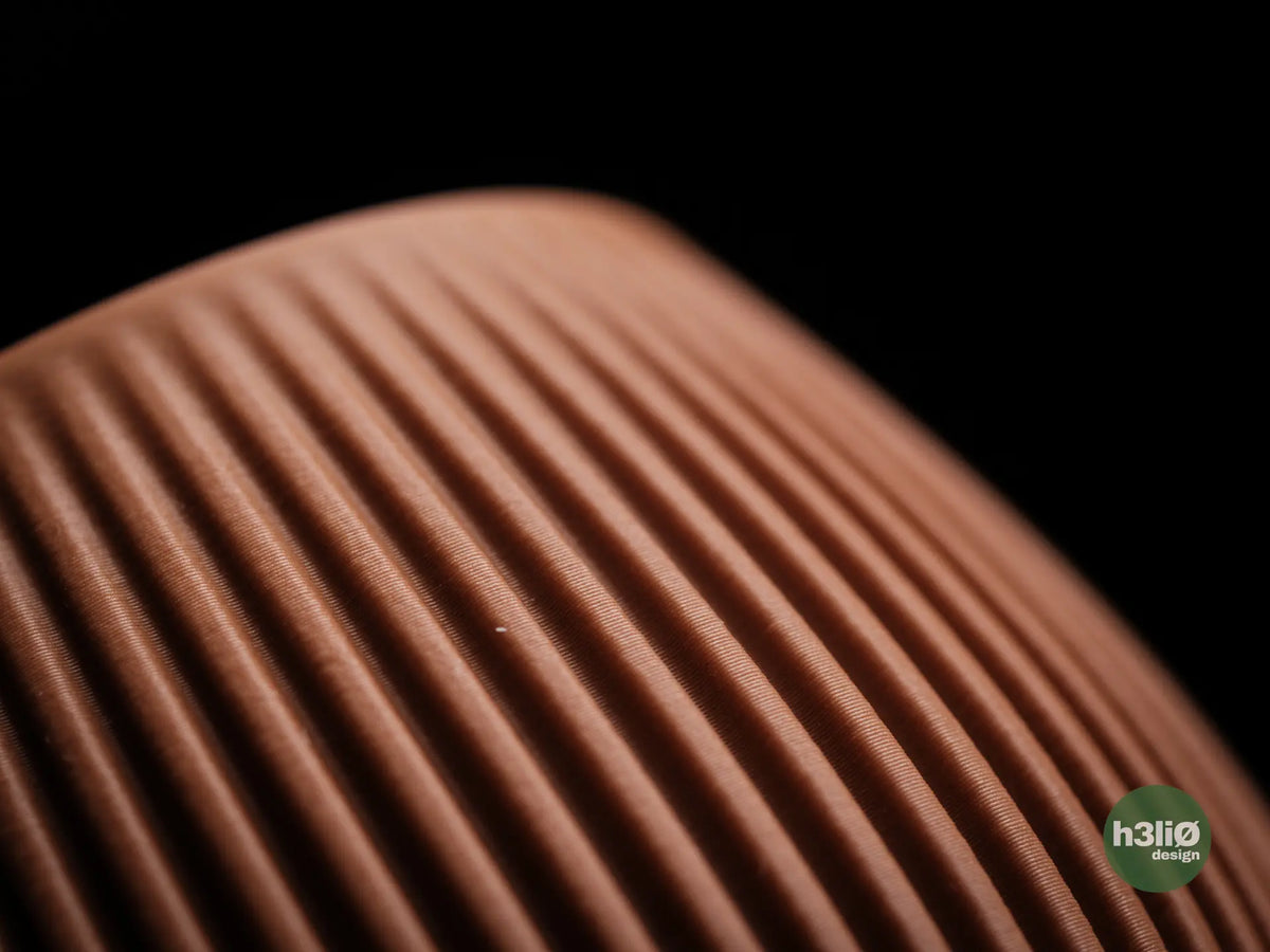 Tunes — Pot avec réserve d’écoulement — Gros plan des rainures extérieures du pot orange. — designed by h3li0