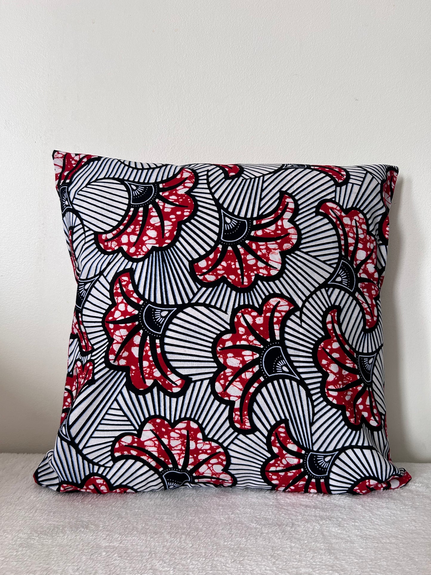 Housse de coussin n°8 - Fleur de mariage rouge blanc écaillé