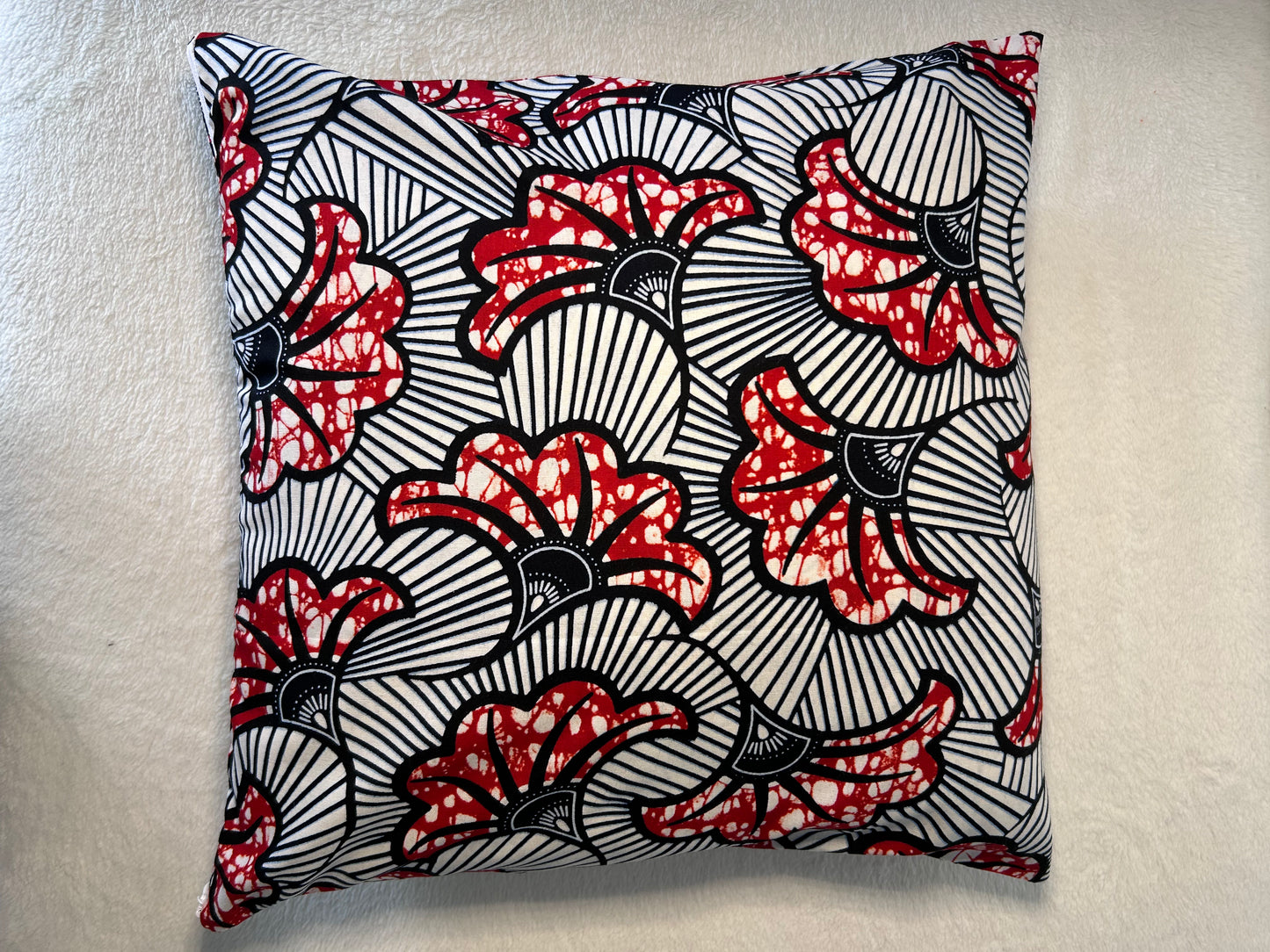 Housse de coussin n°8 - Fleur de mariage rouge blanc écaillé