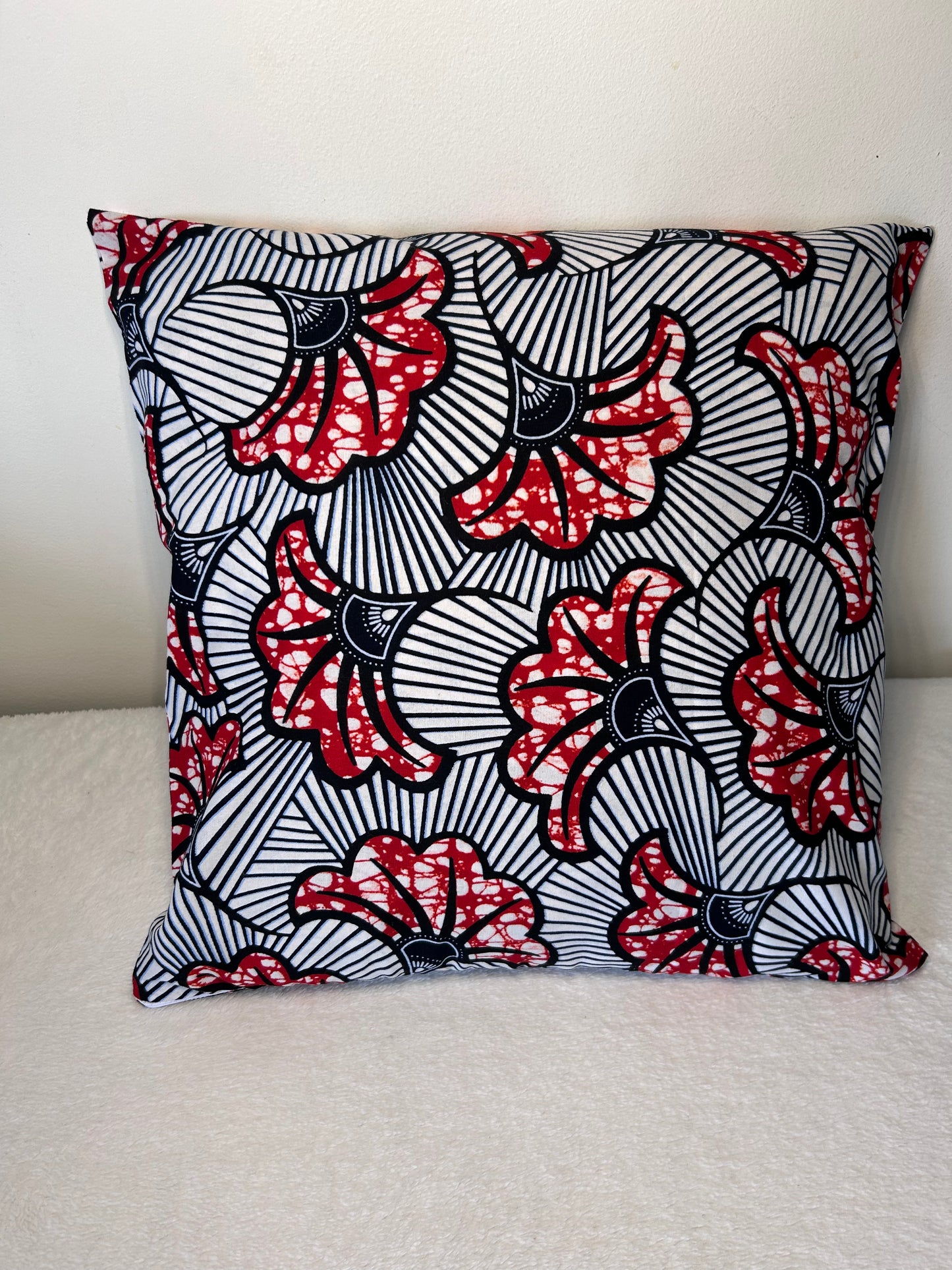 Housse de coussin n°8 - Fleur de mariage rouge blanc écaillé