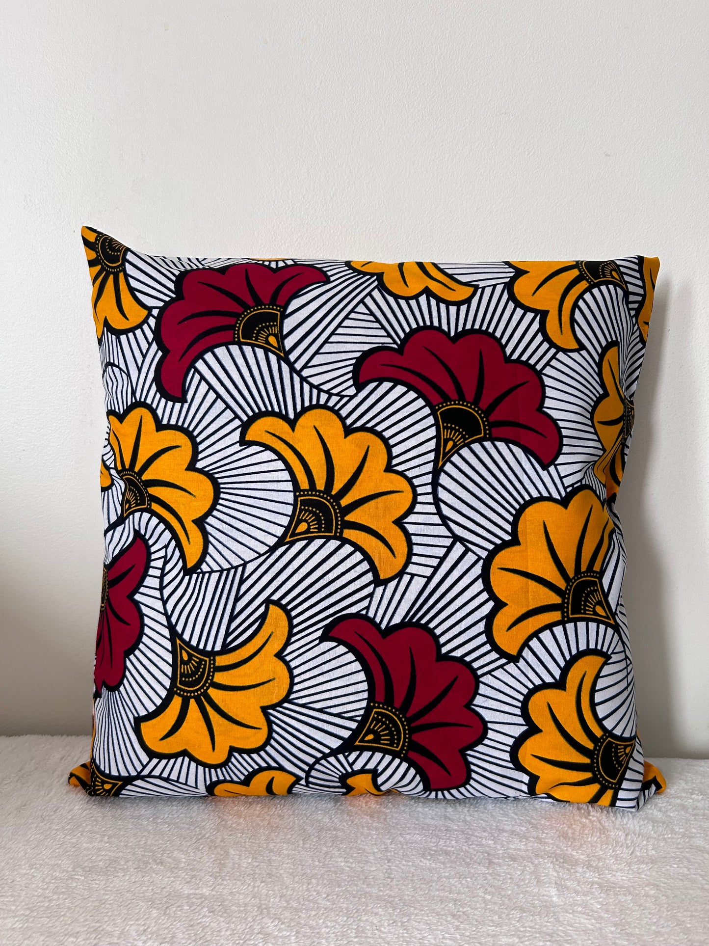 Housse de coussin n°9 - Fleur de mariage jaune orangé et rouge