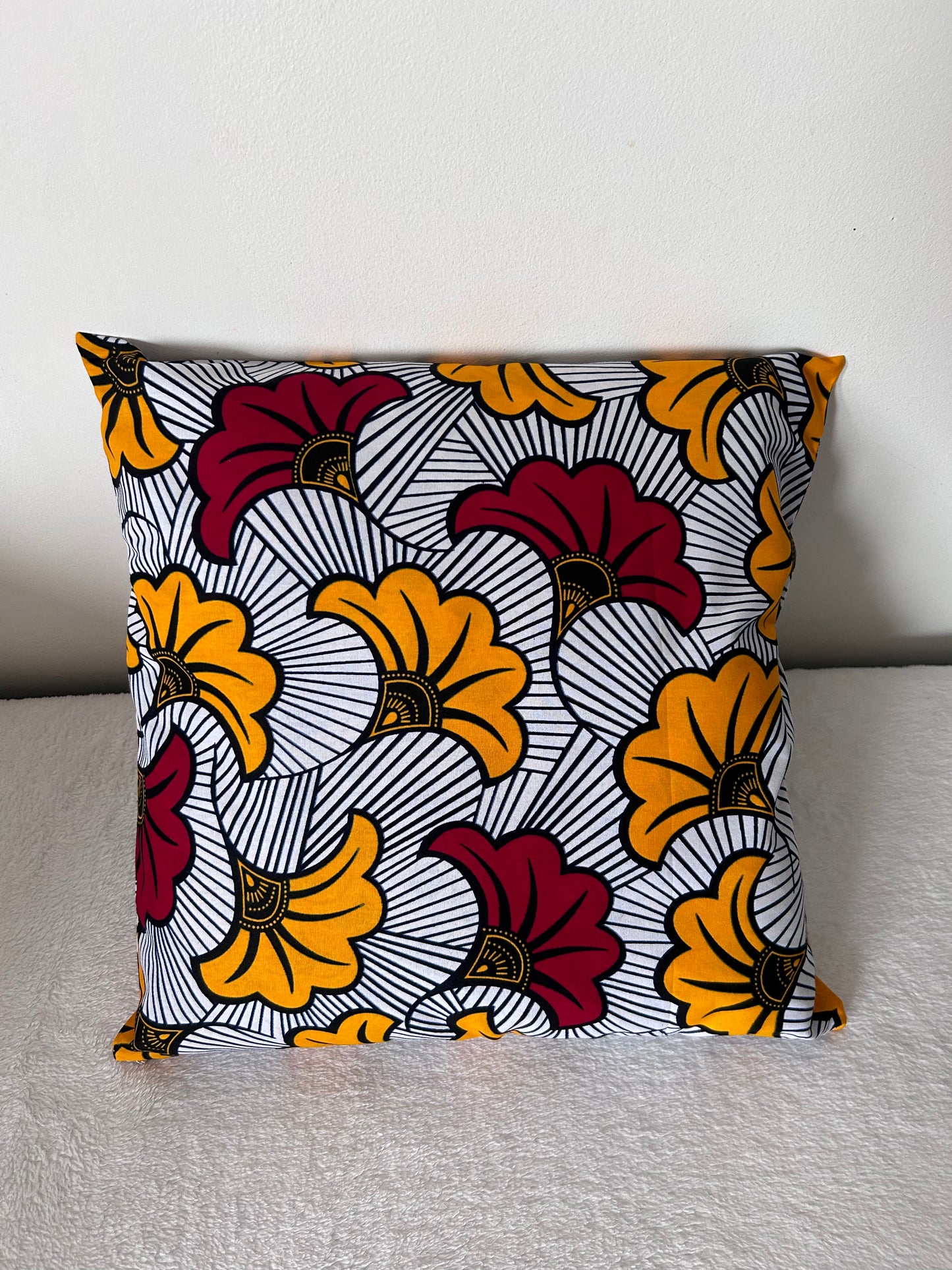 Housse de coussin n°9 - Fleur de mariage jaune orangé et rouge