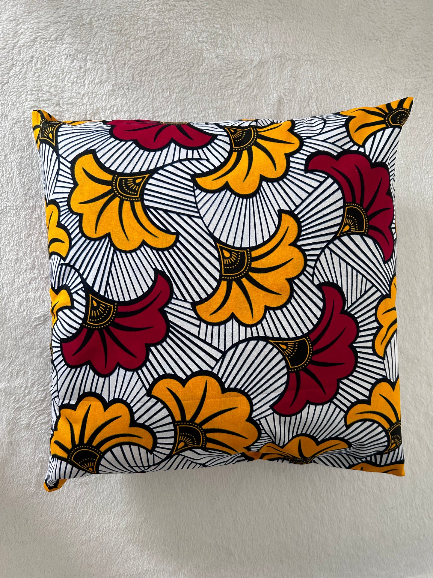 Housse de coussin n°9 - Fleur de mariage jaune orangé et rouge