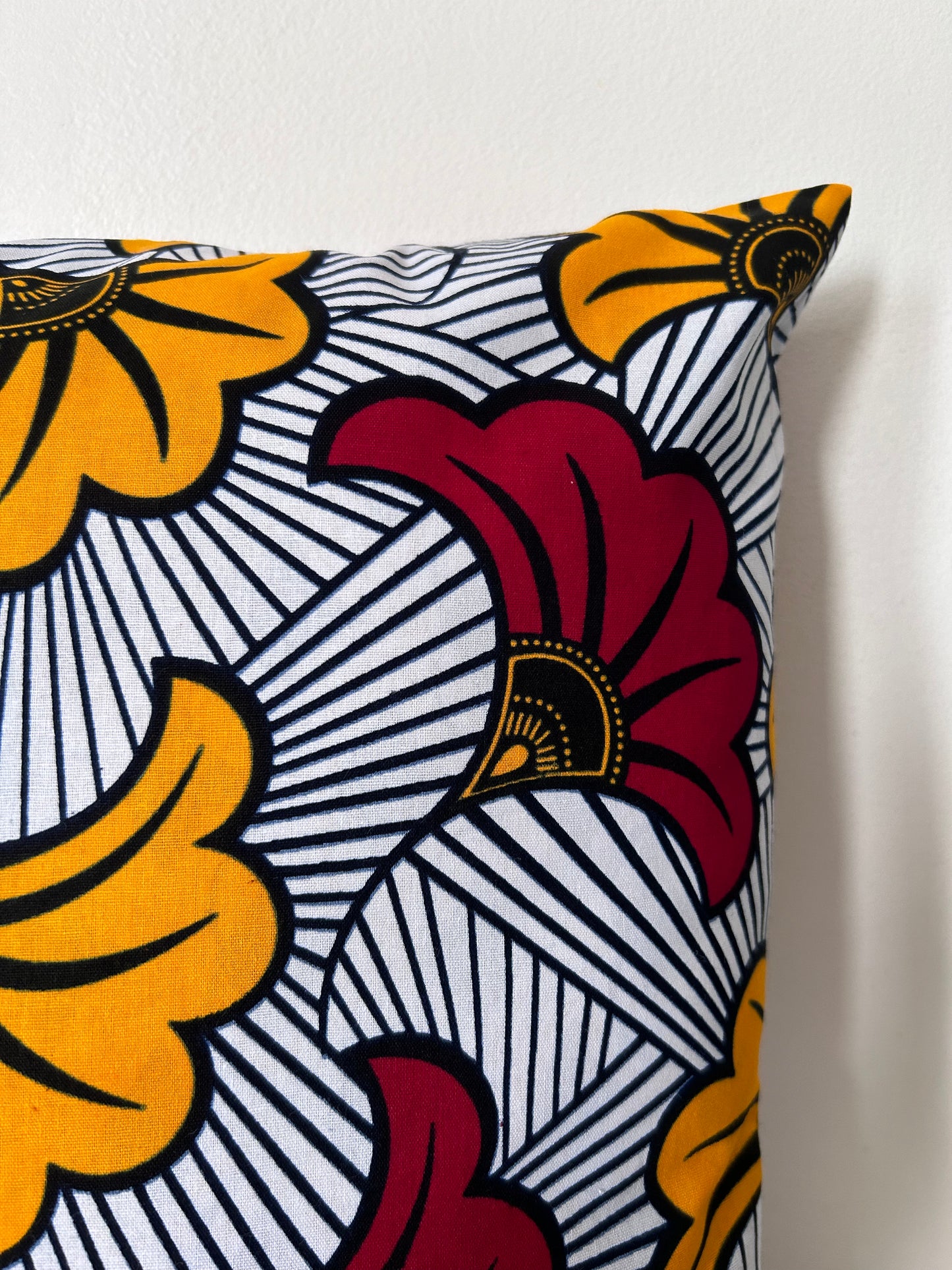 Housse de coussin n°9 - Fleur de mariage jaune orangé et rouge