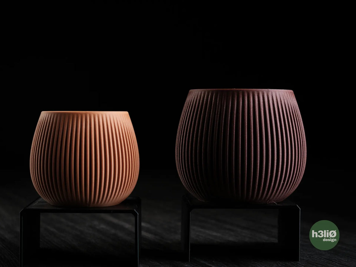Tunes — Pot avec réserve d’écoulement — Deux pots orange et brun photographiés de face. — designed by h3li0