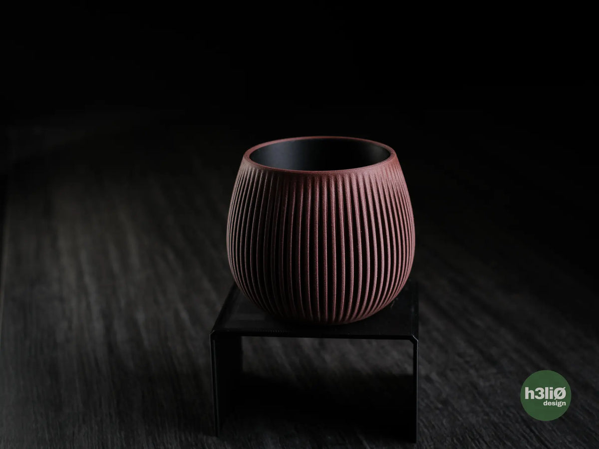 Tunes — Pot avec réserve d’écoulement — Pot brun seul photographié de dessus sous un angle oblique. — designed by h3li0