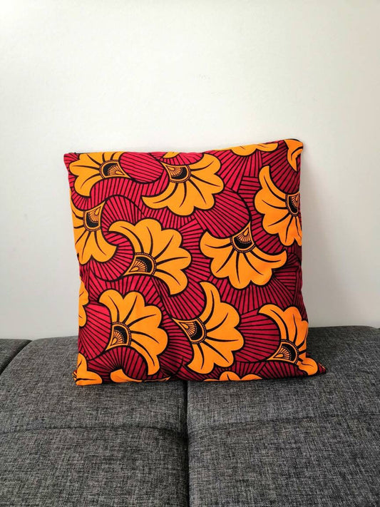 Housse de coussin wax n°37 - Fleur jaune orangé sur rouge