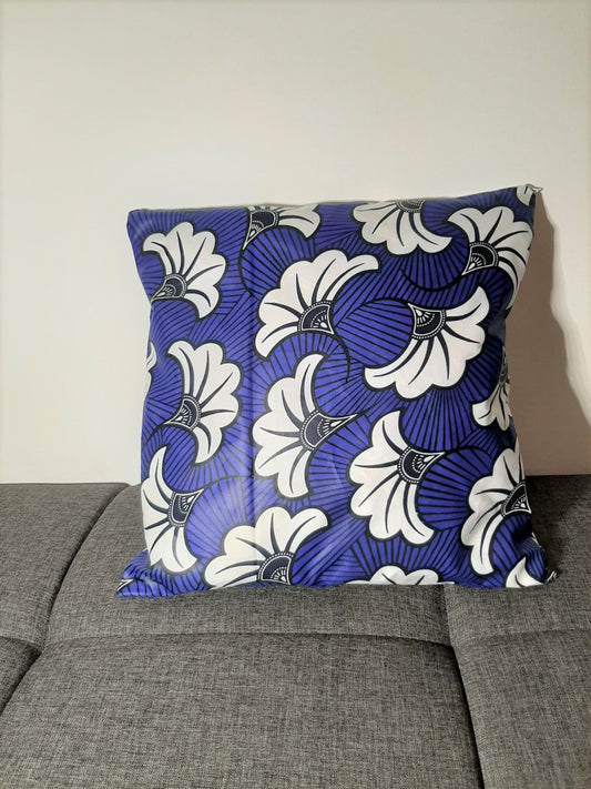 Housse de coussin wax n°96 - Fleur de mariage Bleu nuit/Blanc