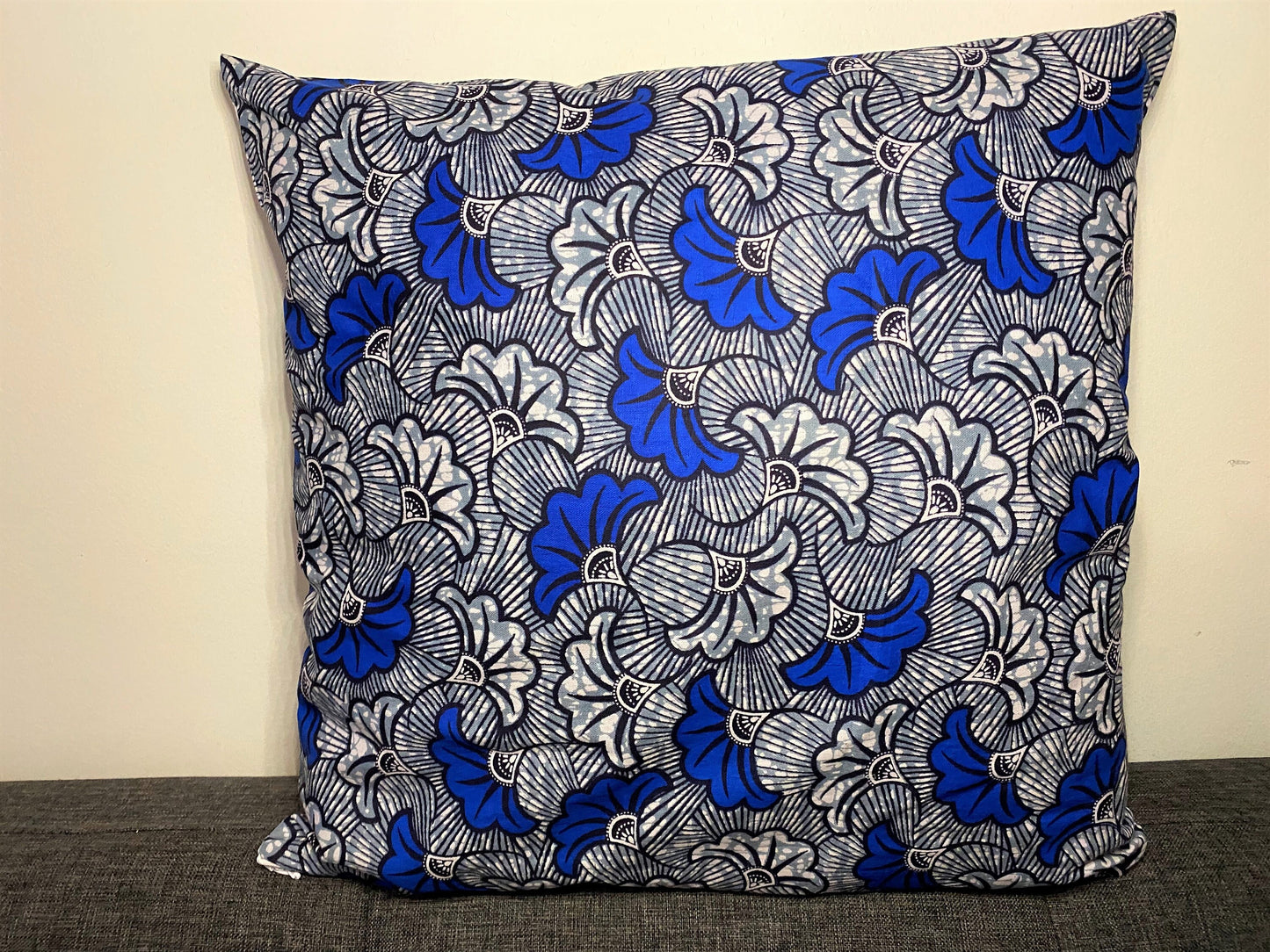 Housse de coussin wax n°84 - Fleur de mariage Gris/Bleu - petites fleurs