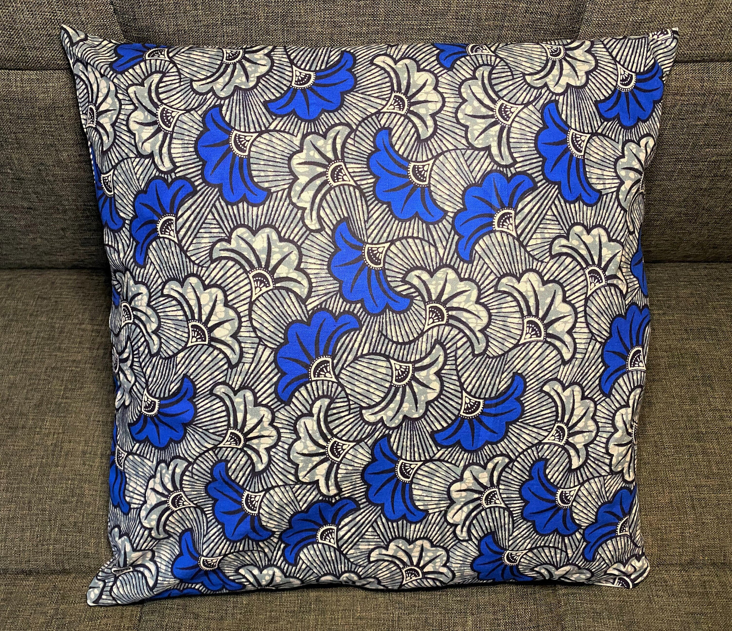 Housse de coussin wax n°84 - Fleur de mariage Gris/Bleu - petites fleurs